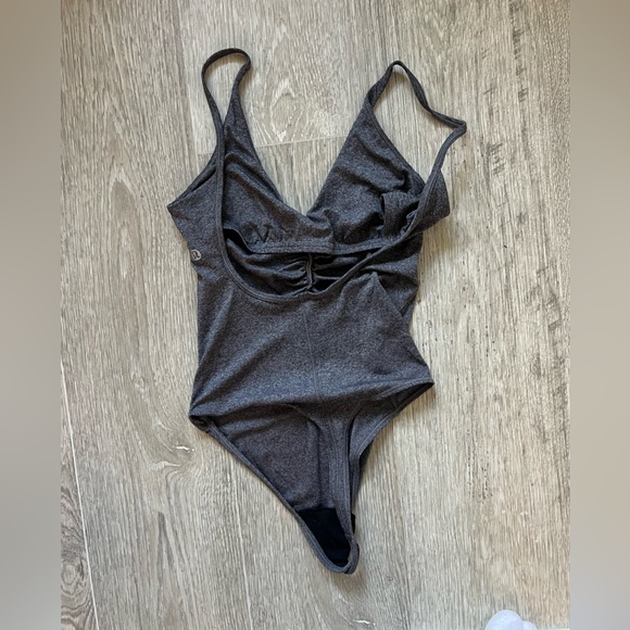 Lululemon grey body suit. Never worn. Size 6 - Picture 2 of 2